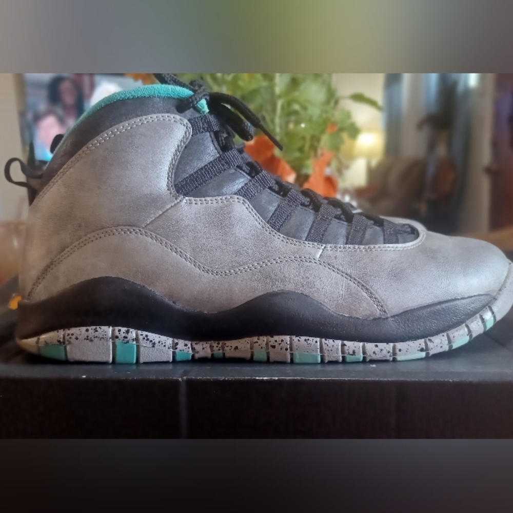 Men's Air Jordan - Picture 3 of 6